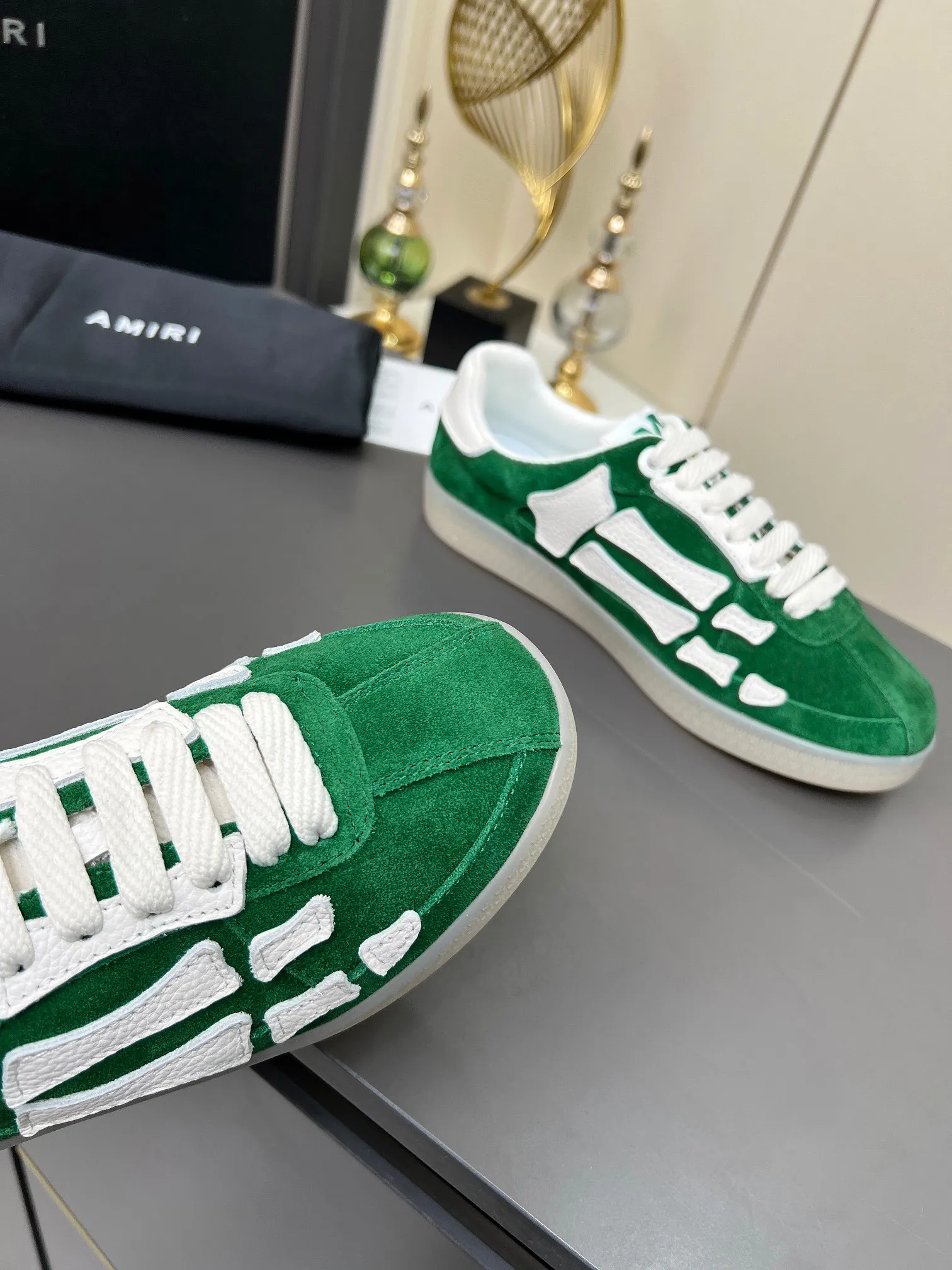 Men's Men's Shoes 💰580 Bone Shoes · AMIRI Skel-Top AMIRI 🔥 launches a new "ThePacific" series of low-top casual sports moral training shoes in the early spring of 2025. This iconic shoe covers men's and women's shoes, drawing inspiration from the brand's classic sports style and elegantly integrating West Coast style. "The Pacific" contrasting five-pointed star series is rooted in Amiri's unique California genes, showing the freedom and leisure atmosphere of the West Coast. This series launches two styles that incorporate the brand's iconic elements: the leather version is made of pure white leather with a same-color sole, and is embellished with star patterns on the side of the shoe, just like the bright starry sky of California. The black and ocean blue colors are shared by men and women, and there is also a red star model exclusive for men and a light pink star model exclusive for women. The suede model is decorated with the brand's classic bone pattern on the side of the shoe. The rubber sole and suede fabric complement each other. The color scheme covers black, chocolate and sand, and is suitable for both men and women. Made of imported cowhide and decorated with bone pieces on the sides of the upper, it is novel and unique and has a good three-dimensional effect! High-density breathable mesh lining + original molded TPU outsole 🙏 Recommended by celebrities, bloggers and internet celebrities, 🚵🏻 an indispensable item for shopping, partying and traveling. One of the most unmissable sneakers in 2025 ✦Color: 10 colors available ✦Size: Women’s size 35--40 ✦Size: Men’s size 39--45